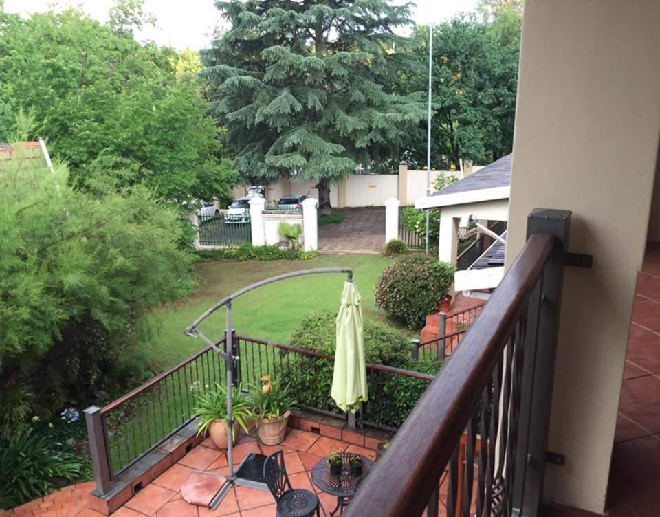 2 Leafed Doors Otel Sandton Dış mekan fotoğraf