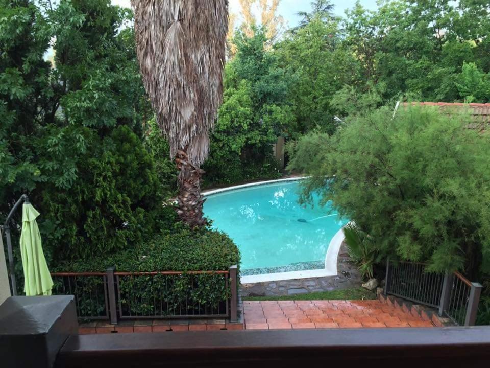 2 Leafed Doors Otel Sandton Dış mekan fotoğraf