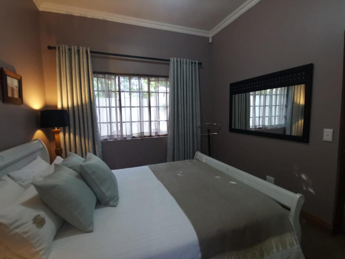 2 Leafed Doors Otel Sandton Dış mekan fotoğraf