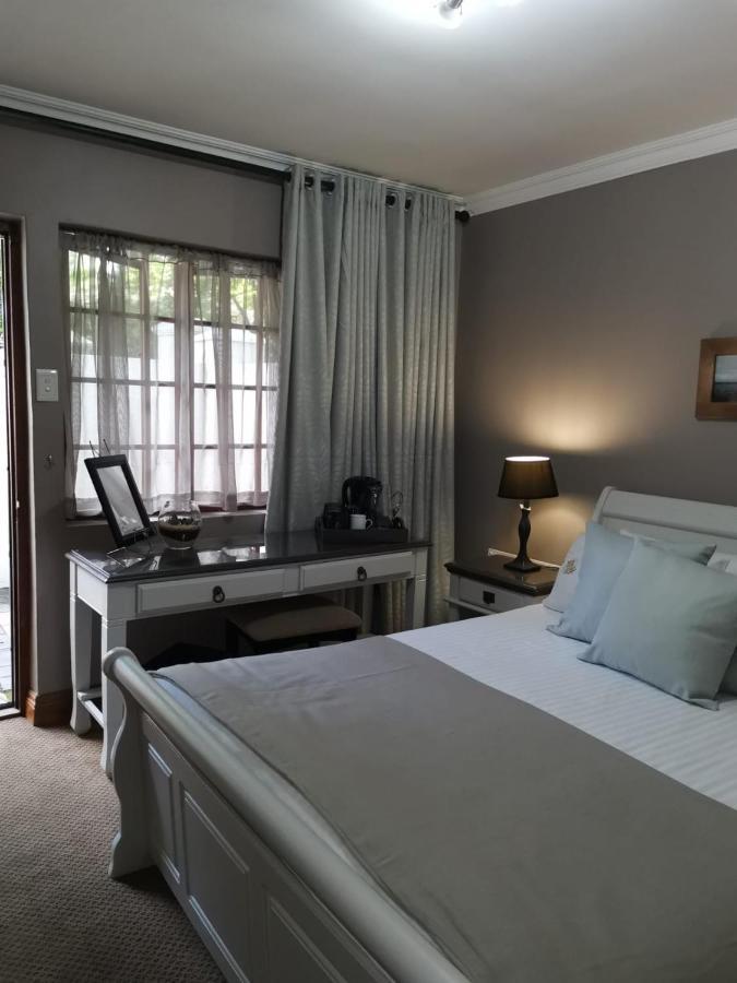 2 Leafed Doors Otel Sandton Dış mekan fotoğraf