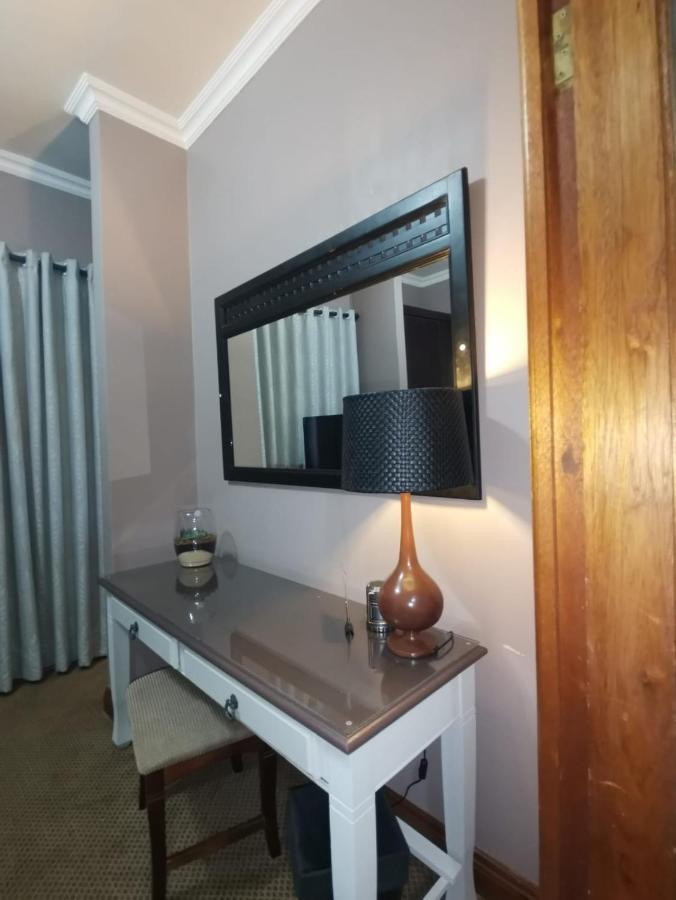 2 Leafed Doors Otel Sandton Dış mekan fotoğraf