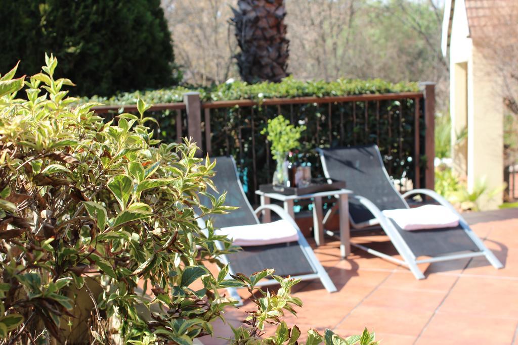 2 Leafed Doors Otel Sandton Dış mekan fotoğraf