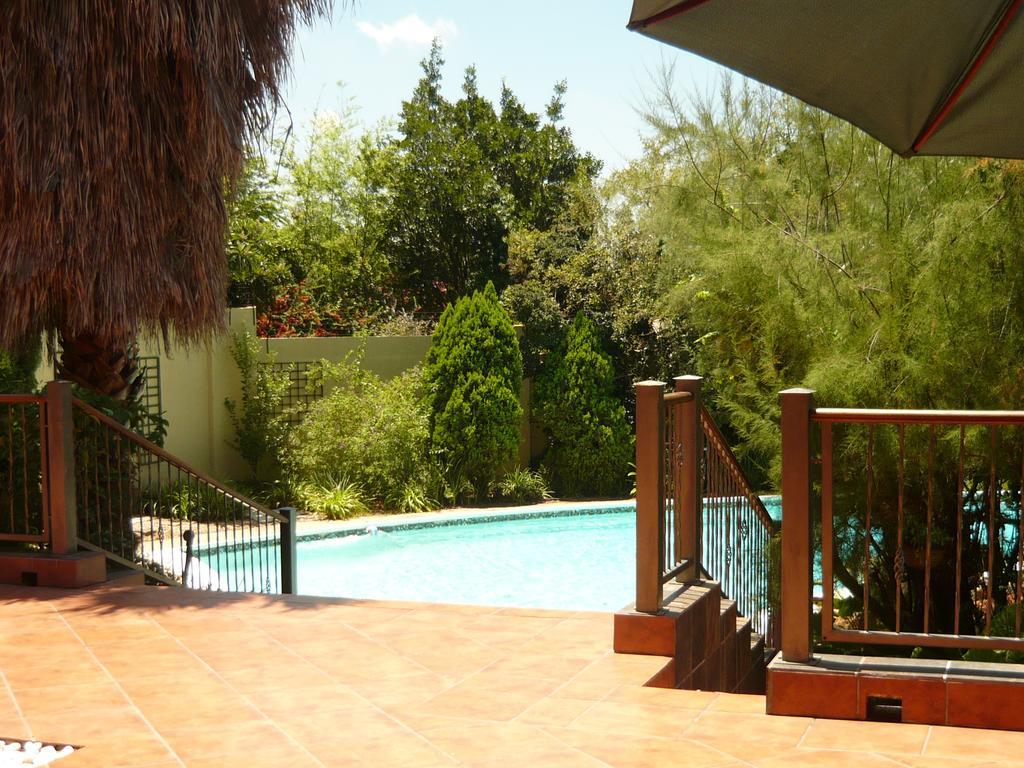 2 Leafed Doors Otel Sandton Dış mekan fotoğraf