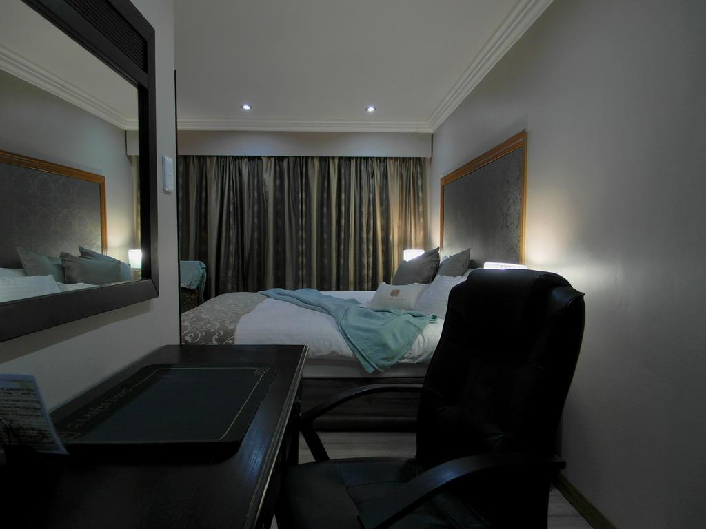 2 Leafed Doors Otel Sandton Dış mekan fotoğraf