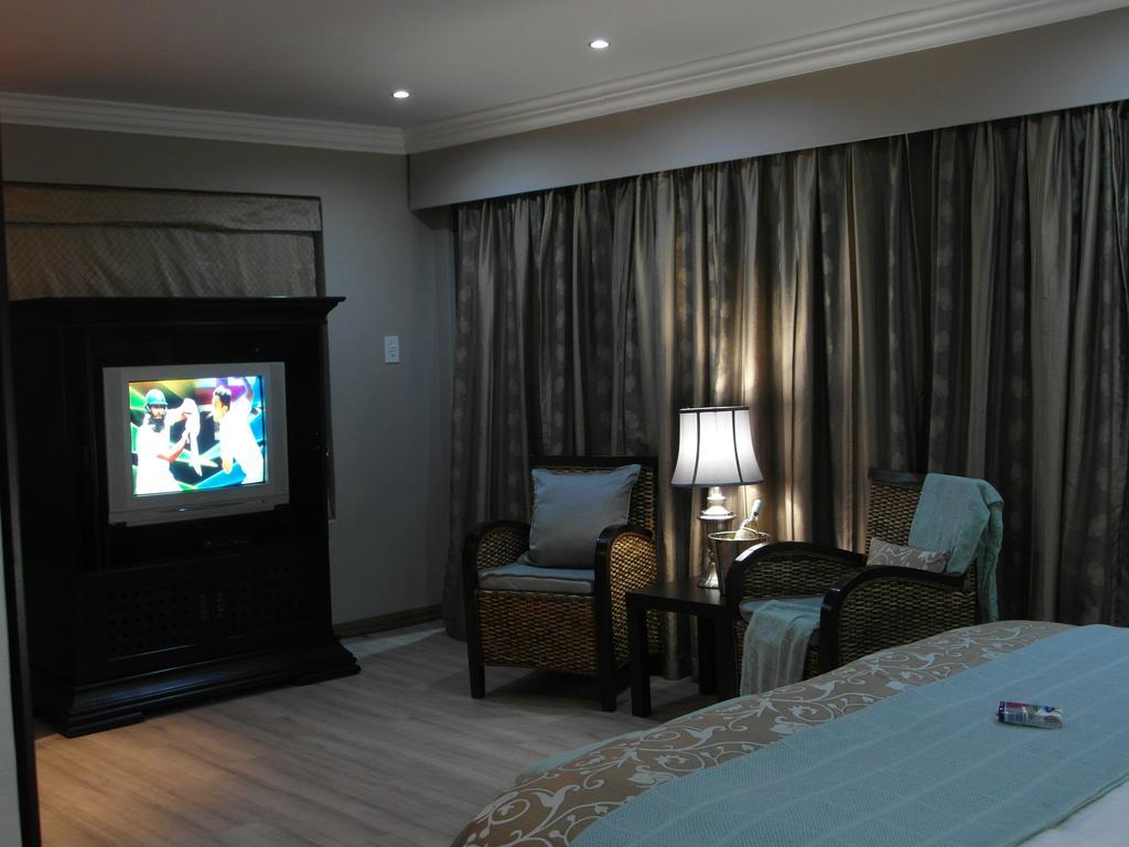 2 Leafed Doors Otel Sandton Dış mekan fotoğraf